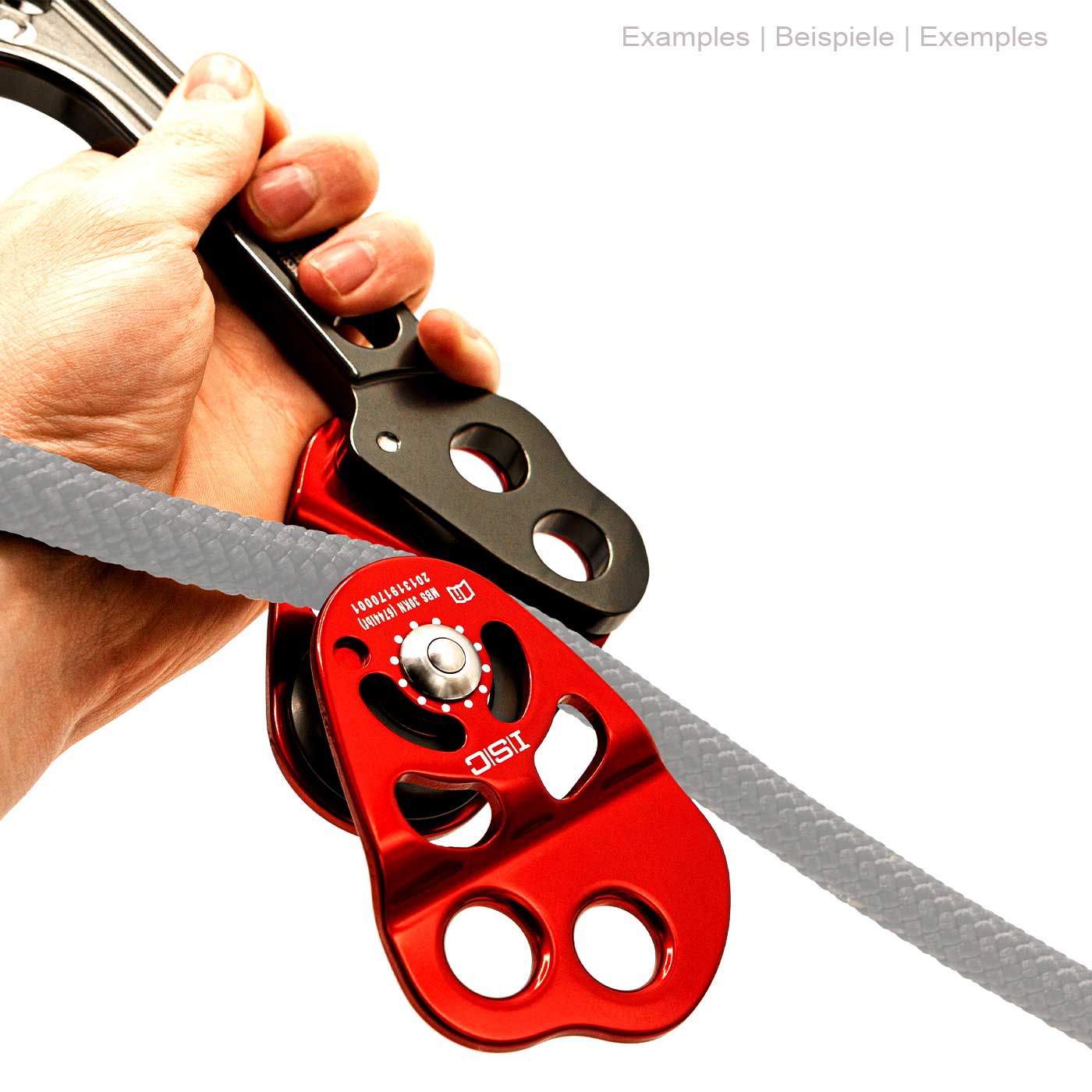 Attache d’écureuil, cadre d’escalade avec main tenant le bras en métal noir, bloc d’aluminium rouge avec impressions blanches et corde grise