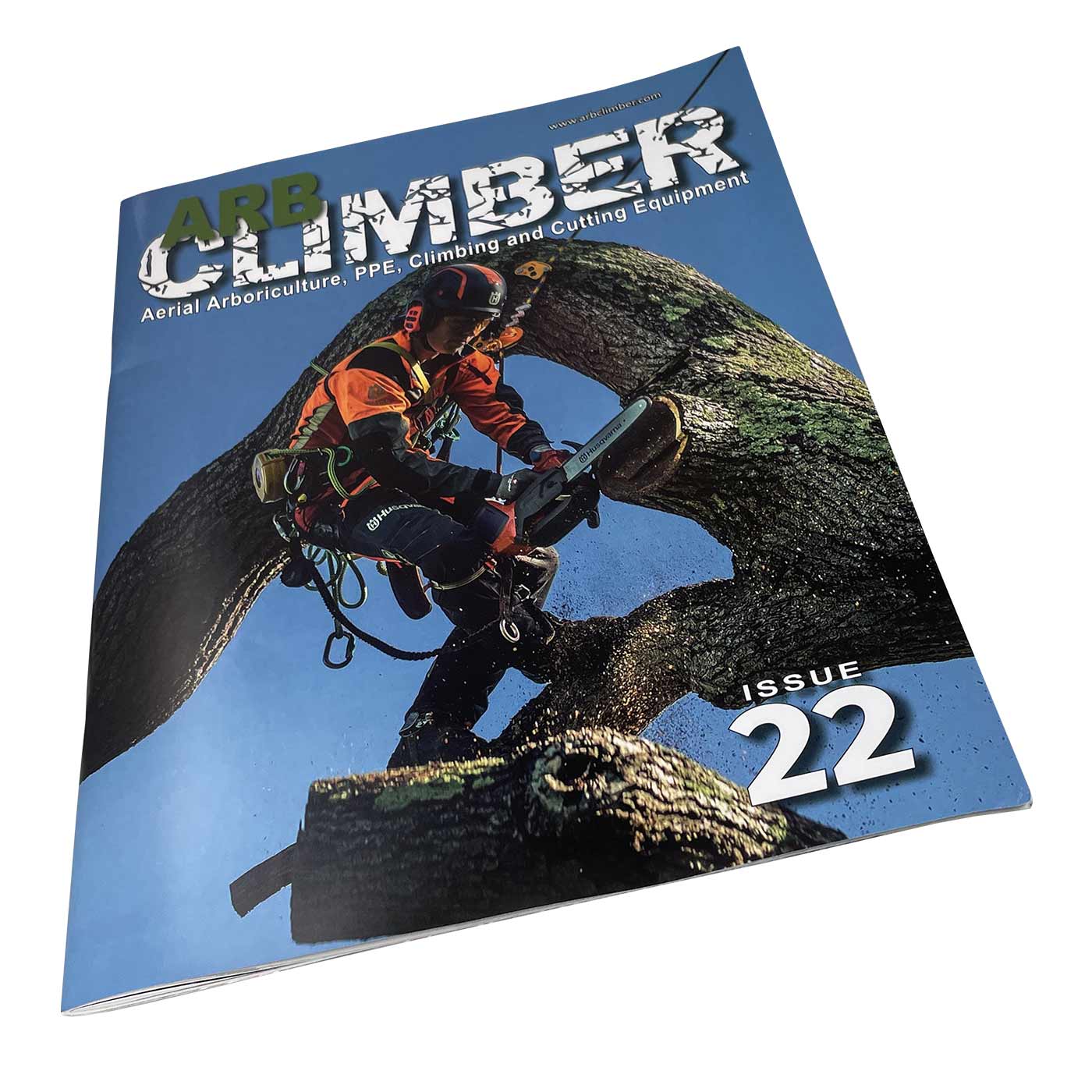 Magazine Arb Climber n° 22 avec titre et image d’un arboriculteur utilisant une tronçonneuse sur un arbre, fond bleu, légèrement incliné