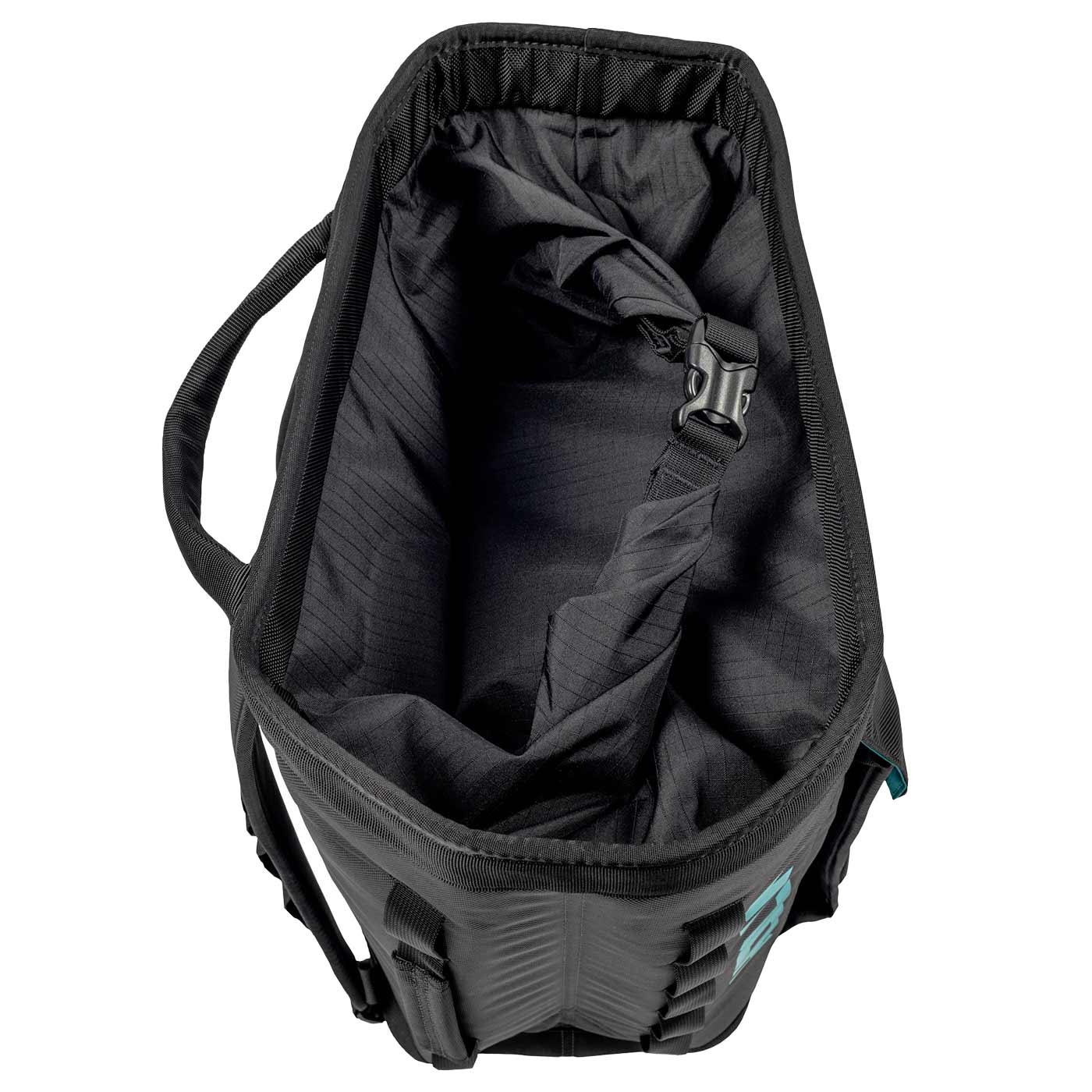 Vue d’en haut dans le sac d’approche noir avec intérieur ouvert et sangle réglable avec boucle