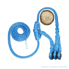 Gréement Ring M, trois anneaux noirs sur une corde bleue attachée à un morceau de bois
