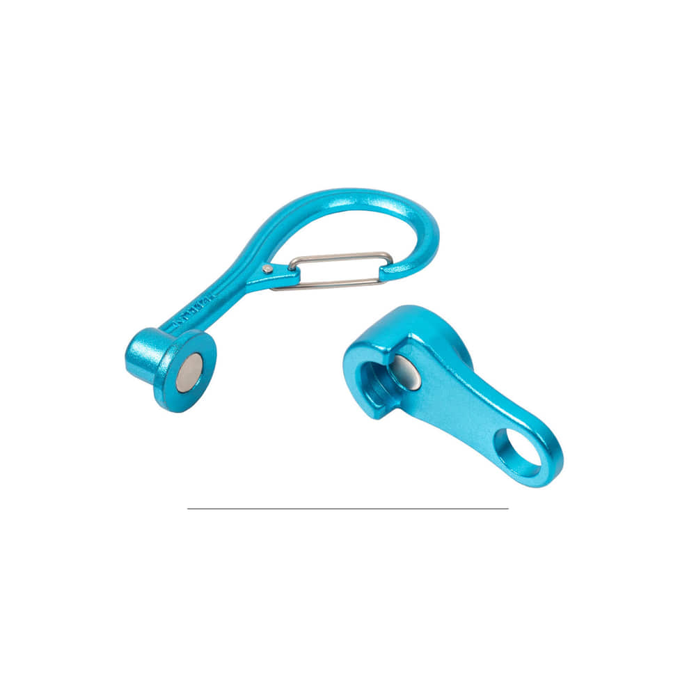 Mousqueton Magneato bleu avec fermeture magnétique et partie de fermeture magnétique bleue assortie, tous deux en métal