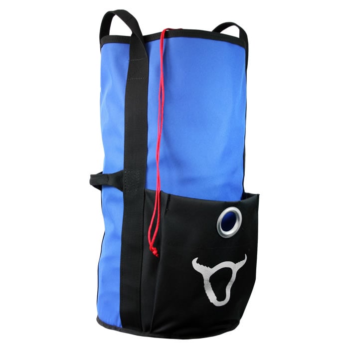 Sac XL, bleu et noir avec cordons rouges et logo tête de taureau blanc sur le devant