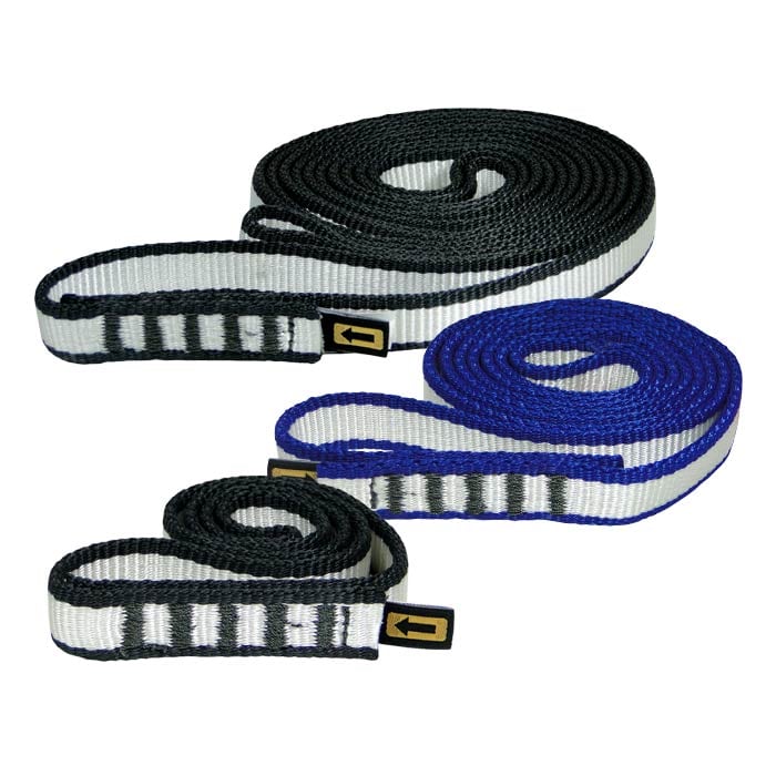 Sling 16, trois sangles enroulées en noir et blanc, bleu et blanc avec des marques noires et de petites étiquettes noires avec une flèche jaune