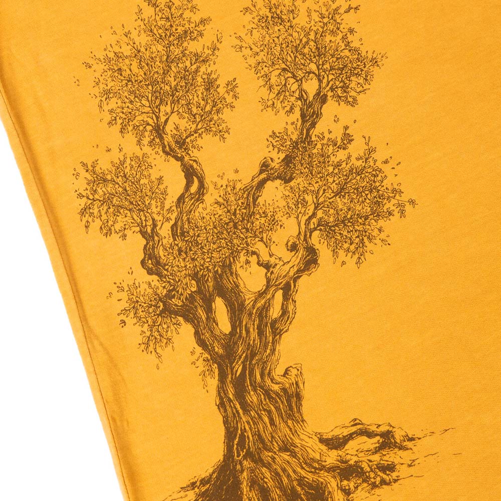 T-shirt olivier, détail photo d’olivier marron imprimé sur tissu jaune du t-shirt