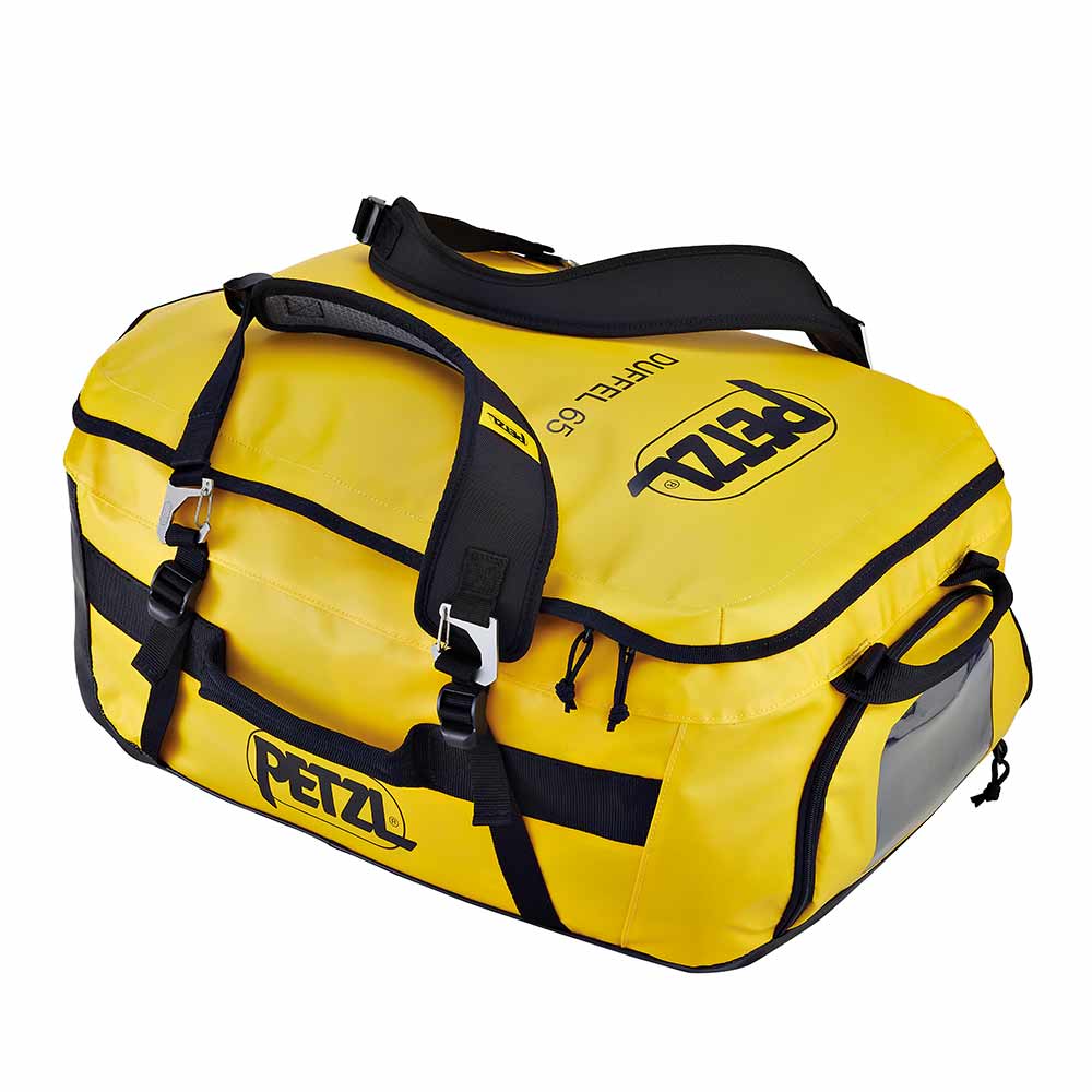 Le sac PETZL Duffel 65 jaune est plat, bretelles et fermetures éclair noires apparentes, logo PETZL sur le côté