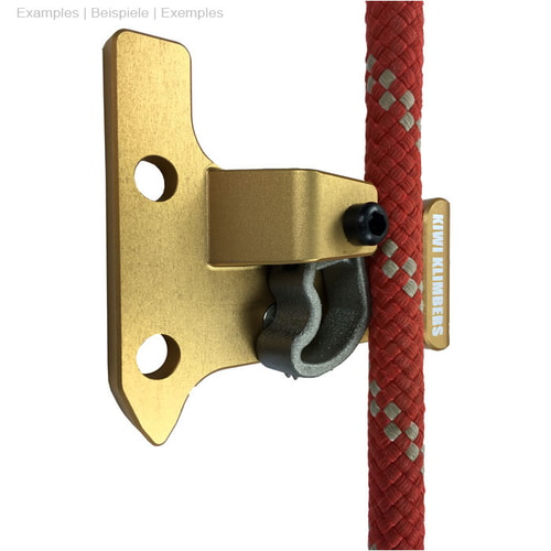 SpikeSender 2 R avec corde rouge, pièce métallique dorée avec deux trous de perçage et vis noire, inscription « KIWI KLIMBERS » visible