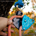 Rock Exotica Omni DownRigger en bleu avec corde orange, une main tient la corde, fabricant Rock Exotica, type DownRigger