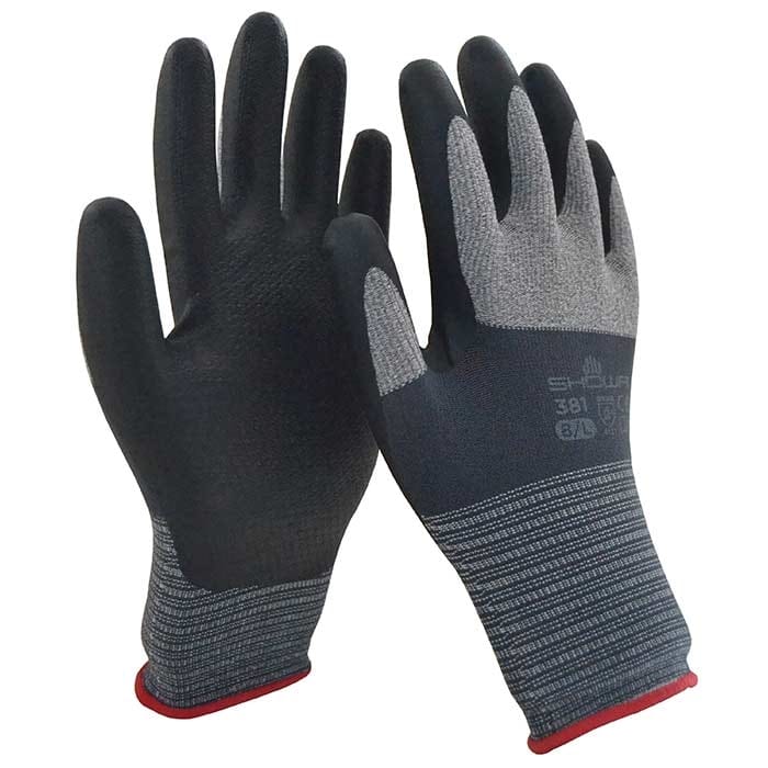 Gants de travail Showa 381, une paume noire avec un dos en tissu gris et des poignets rouges, le nom du fabricant et le modèle imprimés sur le dos de la main