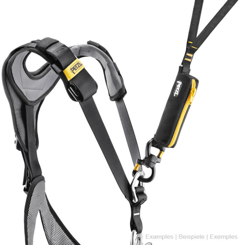 Harnais d’escalade Petzl en noir avec détails jaunes et diverses sangles
