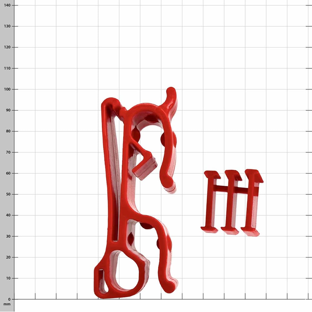 Clip en plastique rouge copain avec trois petites pièces en plastique rouge sur fond à carreaux blancs