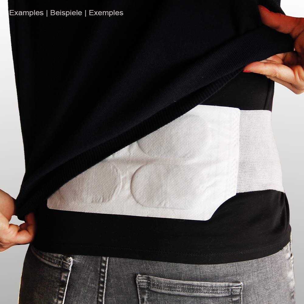 Personne portant la ceinture chauffante thermopad blanche sous le haut noir, la ceinture est placée autour de la taille et est rendue visible en tirant le haut vers le haut