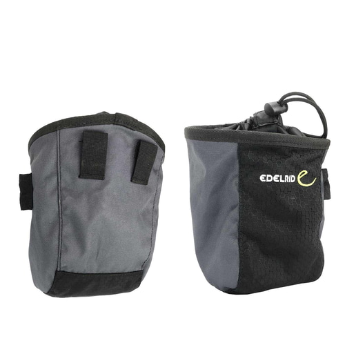 Deux sacs de rangement de l’Edelrid Minilift, l’un à l’avant avec cordon de serrage et logo Edelrid, l’autre à l’arrière avec deux boucles
