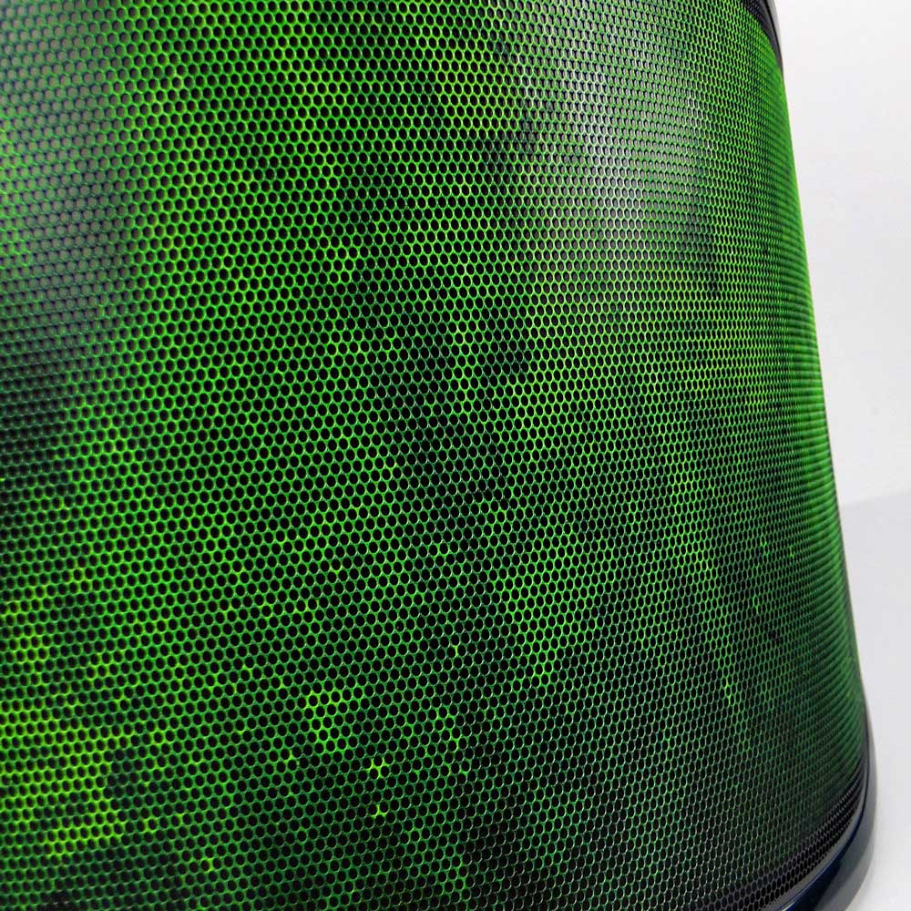 Gros® plan sur le motif en nid d’abeille vert et noir de la visière avec cadre noir