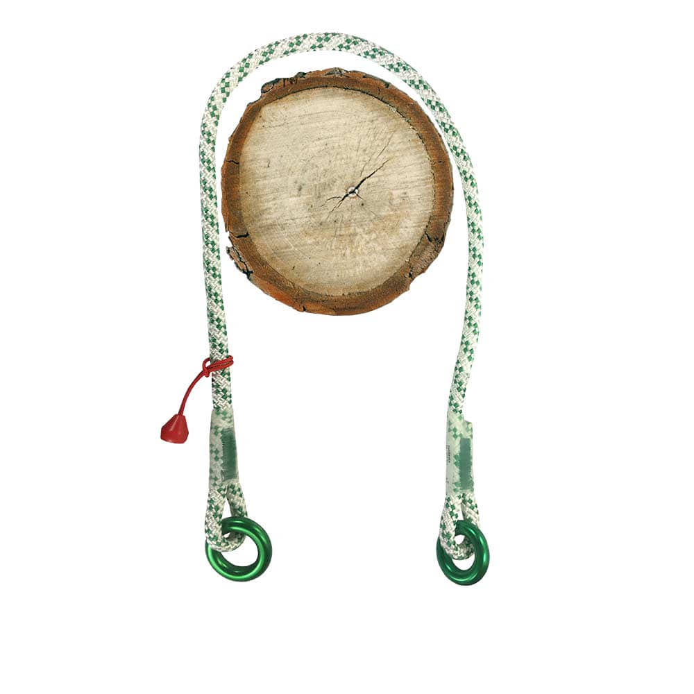 Corde multiSAVER avec des anneaux métalliques verts aux deux extrémités et un butoir rouge à une extrémité, placée autour d’une section de disque en bois rond