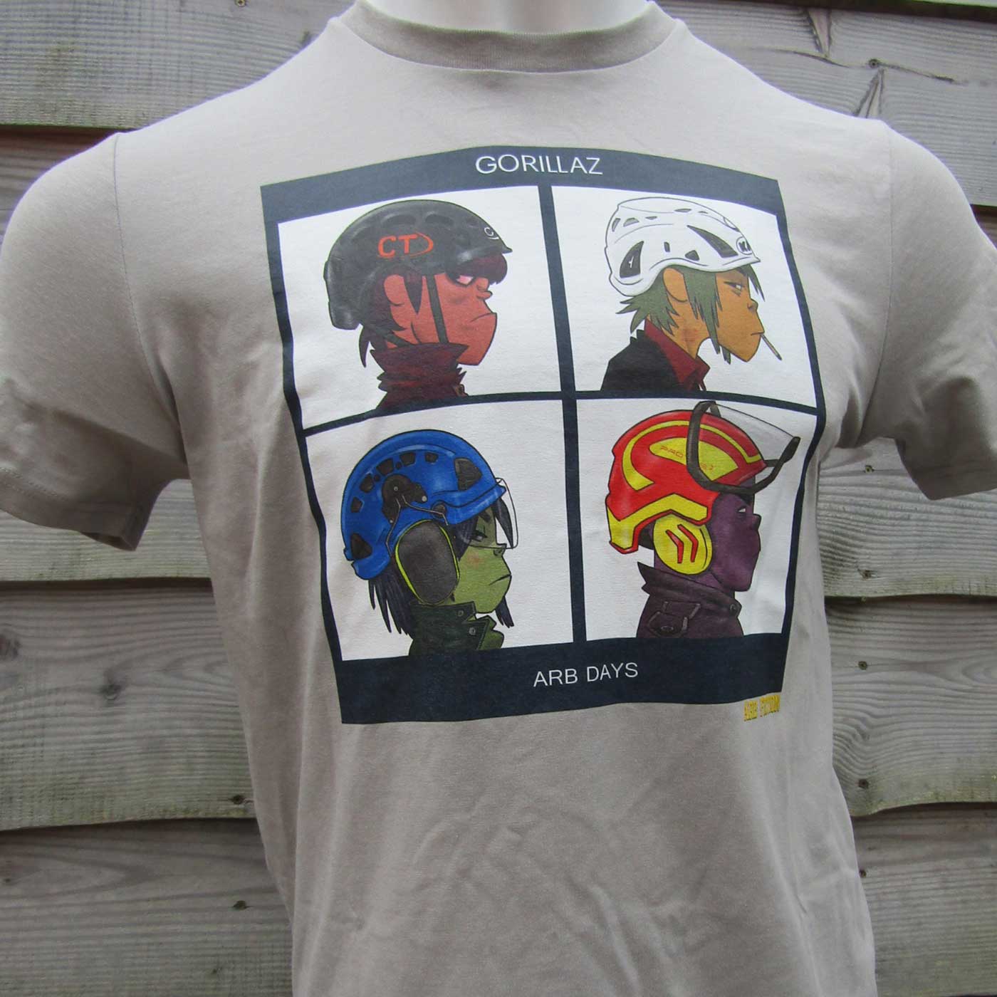T-shirt Gorillaz gris clair avec un imprimé carré représentant quatre personnages de dessins animés avec des casques, « GORILLAZ » en haut et « ARB DAYS » en bas