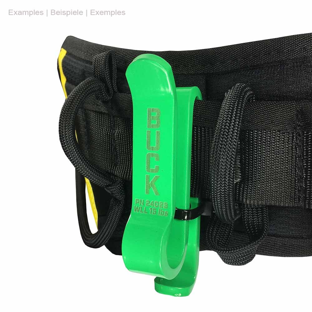 BuckCarrier en plastique vert, attaché à la ceinture noire avec boucles et serre-câble noir, inscription « BUCK » visible