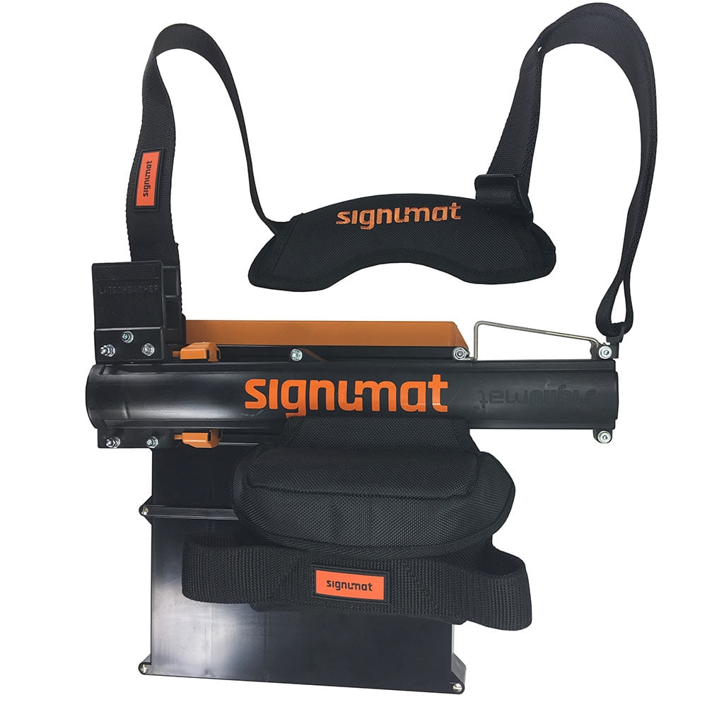 ArboTag Magazine Plus by signmat, magazine noir avec détails orange et deux sangles de transport noires avec rembourrage, logo signmat visible