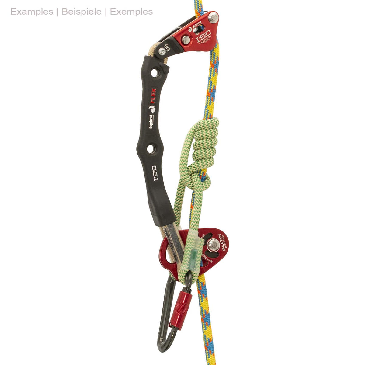 Clé à corde Apex d’ISC en utilisation, dispositif en métal rouge et noir sur corde colorée avec nœud et mousqueton, sur fond blanc