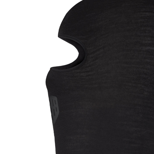 Détail de la cagoule noire en mérinos de Buff avec ouverture faciale et matériau texturé