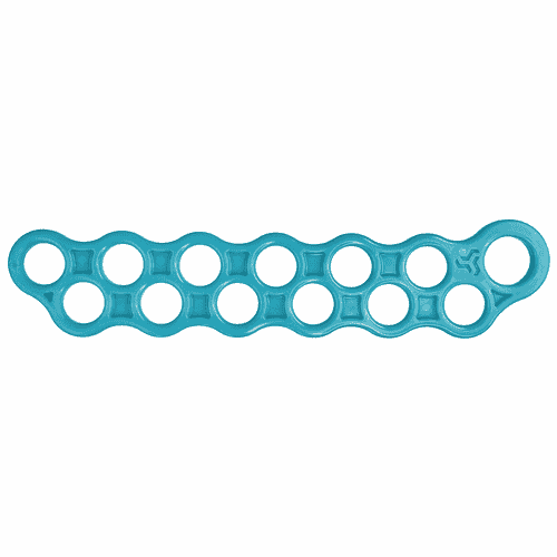 Speedrack bleu avec plusieurs ouvertures rondes, repose à plat avec une boucle plus grande à une extrémité