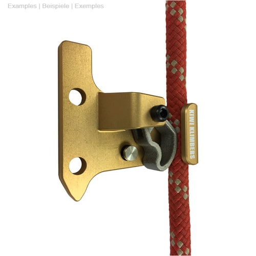 SpikeSender 2 R avec corde rouge, pièce métallique dorée avec deux trous de perçage et vis noire, inscription « KIWI KLIMBERS » visible, perspective plus large