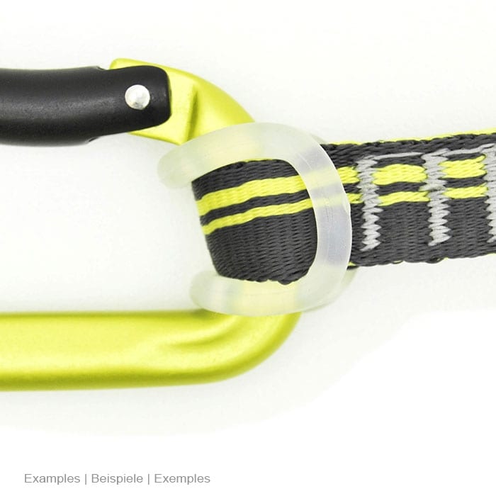 Fast Rubber, l’élastique blanc s’enroule autour d’une bande textile noire et jaune attachée à un mousqueton vert