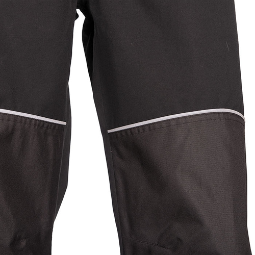 Gros plan des genoux du pantalon de pluie Keiu avec empiècements gris et bandes réfléchissantes