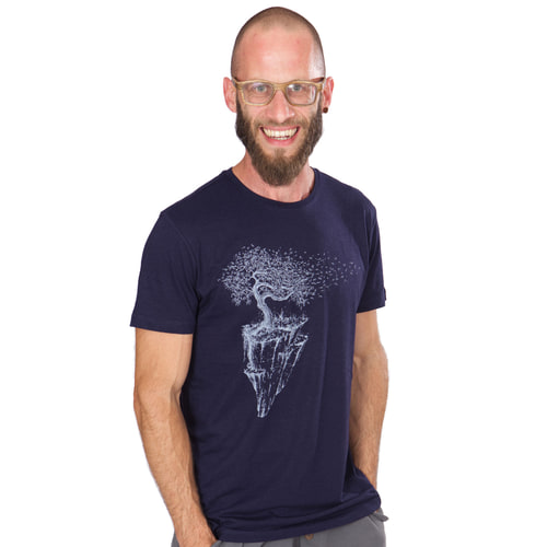 T-shirt islandais bleu foncé porté par un homme avec des lunettes et une barbe