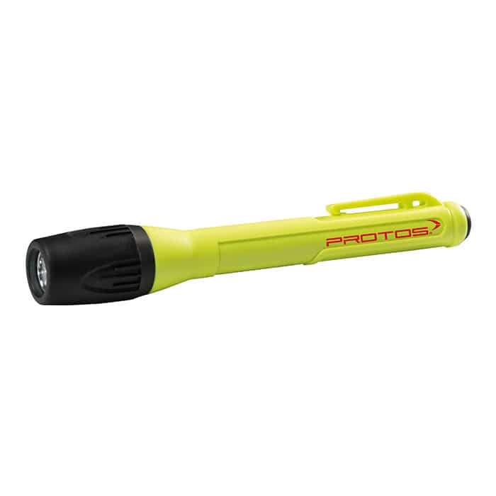 Maclip Light mini de Protos, lampe stylo jaune avec tête de lampe noire et inscription rouge « PROTOS » sur le boîtier