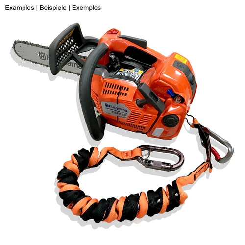 Tronçonneuse Husqvarna modèle T540 XP en orange avec poignée noire, attachée à celle-ci une longe à pleine portée en orange et noir avec mousqueton
