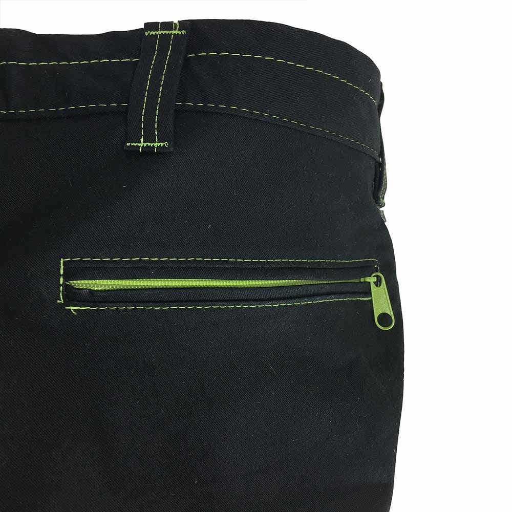 Gros plan du dos du pantalon d’extérieur Roots Pure en noir avec fermeture éclair verte et surpiqûres vertes sur la poche arrière
