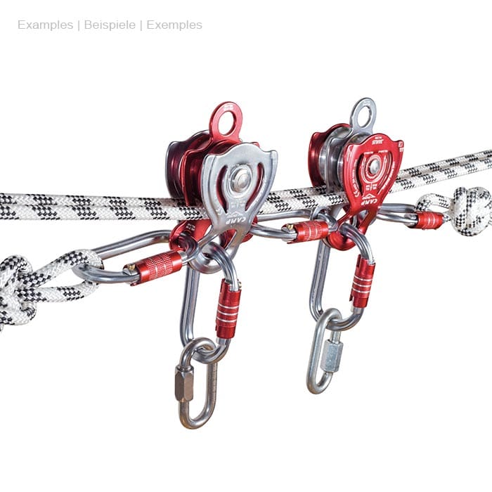 Deux poulies Janus Pro de CAMP en métal argenté et rouge, chacune attachée à une corde, avec mousquetons et nœuds sur les cordes