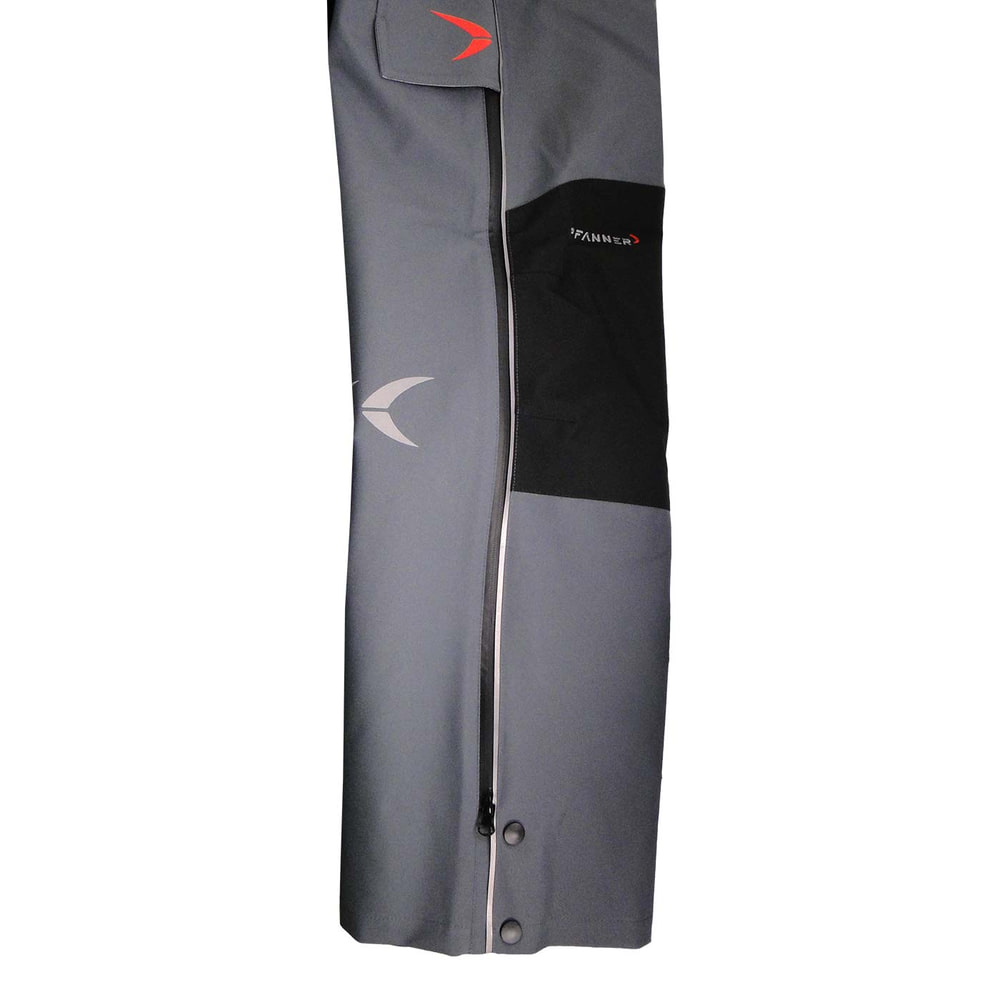 Pantalon de pluie Nanoshield® EVO gris avec fermeture éclair latérale et boutons sur le bas de la jambe, renfort noir au genou et logo rouge au-dessus de la poche