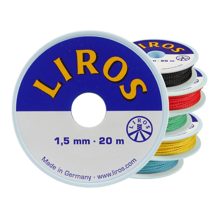 Fil de gréement 1.5 Color by Liros, cinq bobines de fil dans les couleurs noir, rouge, vert, jaune et bleu, chaque bobine de 1,5 mm d’épaisseur et 20 m de long, l’emballage montre le nom de marque Liros sur fond bleu et blanc