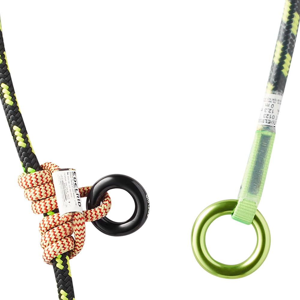 Gros plan du nœud sur une corde noire et jaune avec anneau en métal noir et anneau en métal vert à l’autre extrémité