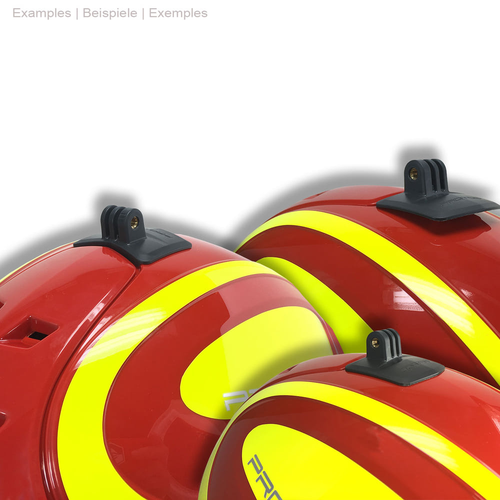 Montage PROTOS® ActionCam de trois casques rouges avec bandes jaunes, chacun avec un support PROTOS® ActionCam noir sur le dessus du casque
