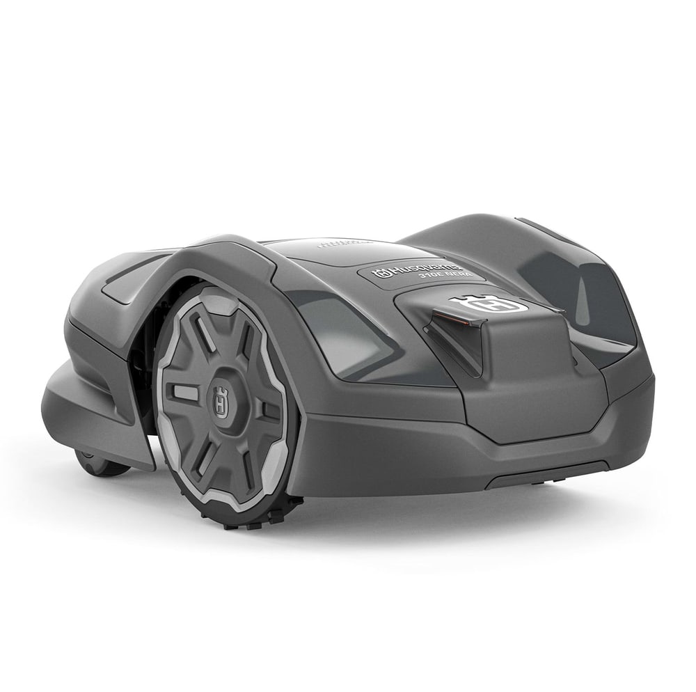Robot tondeuse Husqvarna 310E Nera gris à l’avant avec logo Husqvarna visible et grandes roues