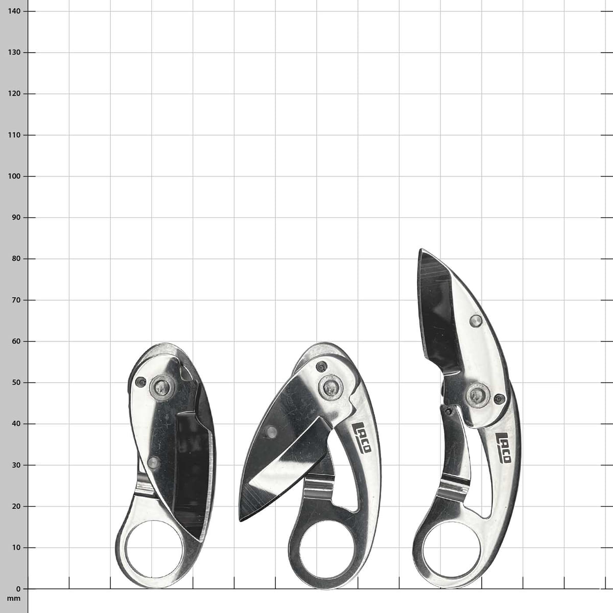 Trois mini couteaux Straight Cut de Laco dans différents états d’ouverture sur un fond à carreaux, le premier couteau est fermé, le deuxième à moitié ouvert, le troisième complètement ouvert