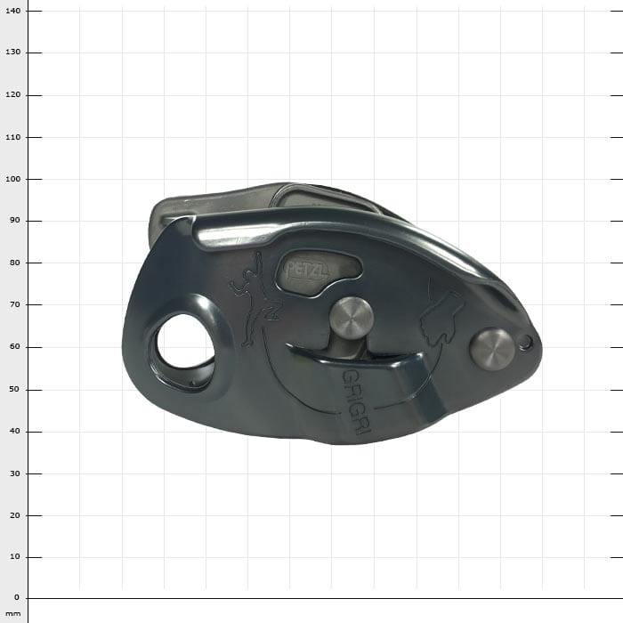 Aire de jeux Grigri de Petzl en métal foncé avec gravure d’un grimpeur et inscription « GRIGRI » sur le devant