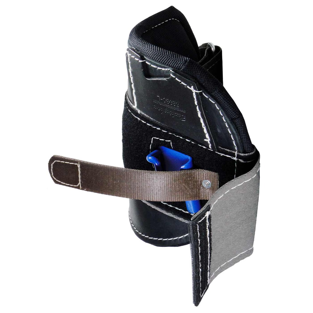 Acier, coussinets pour crampons, coussinets gris et noirs avec velcro, clip en plastique bleu et sangle marron, photographiés de côté avec velcro ouvert