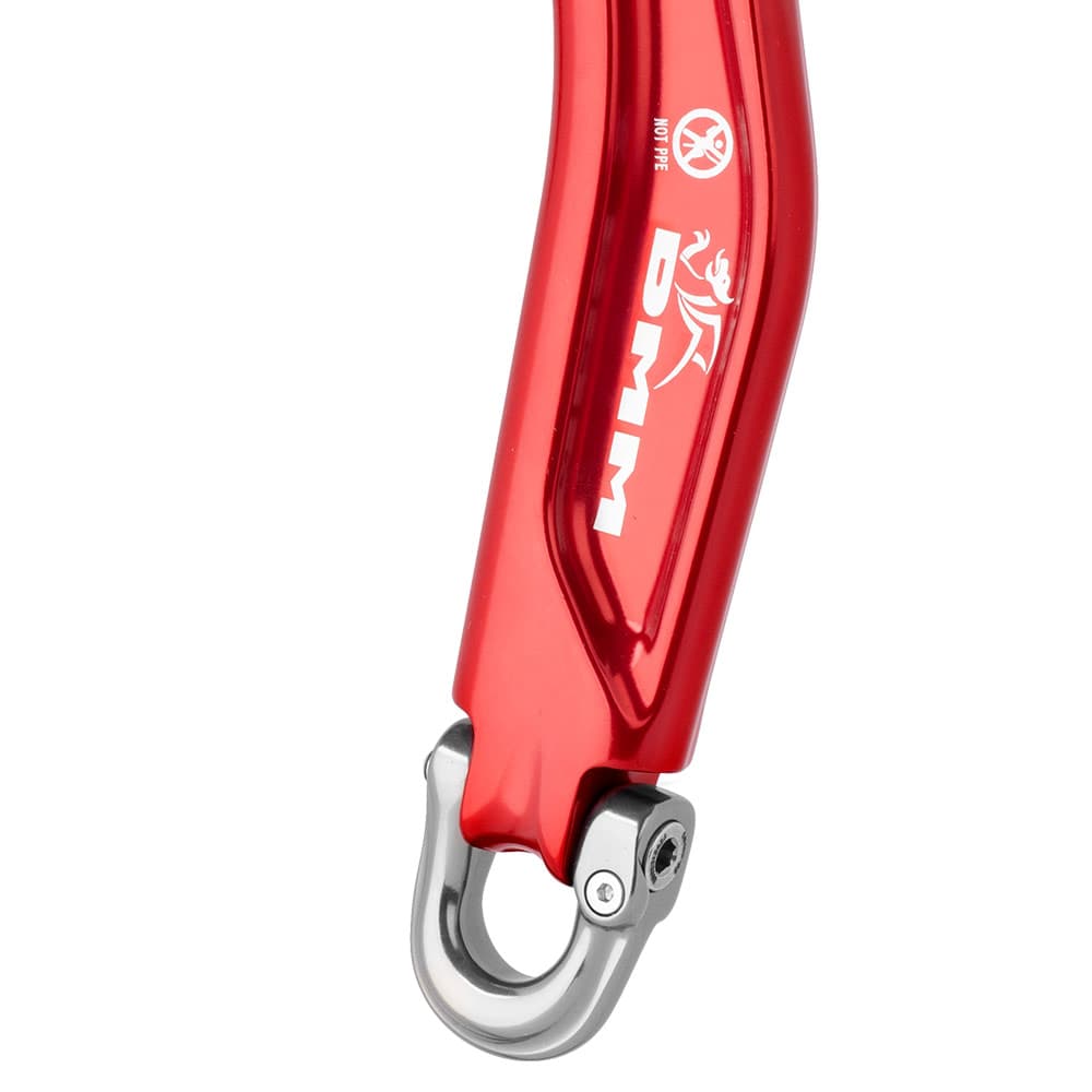 Gros plan de la partie inférieure du capitaine de DMM, métal rouge avec logo blanc et crochet argenté