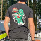 Personne portant le T-shirt noir avec une grande impression de la main verte et le logo « ARB FICTION » dans le dos, nom du produit Screaming Hand