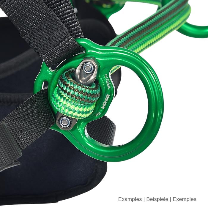 Pont de corde treeMOTION Evo montrant une partie de l’anneau en métal vert avec une corde attachée et des sangles noires, gros plan