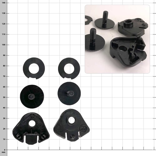 Kit de montage de visière Kask avec plusieurs pièces en plastique noir, dont deux disques ronds avec goupilles et deux supports triangulaires, disposés sur un fond à carreaux