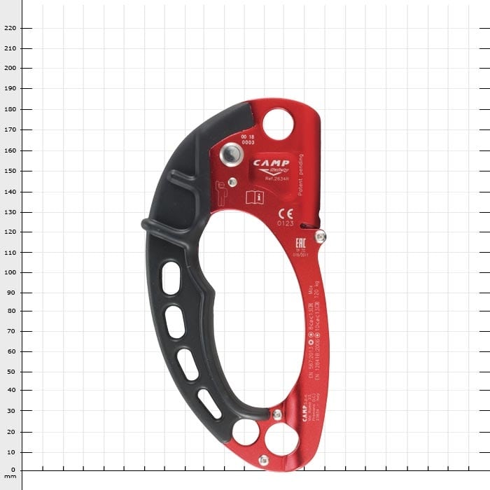 Dos de l’appareil d’assurage CAMP Turbohand Pro R en rouge et noir avec les spécifications du fabricant et les certifications sur fond blanc