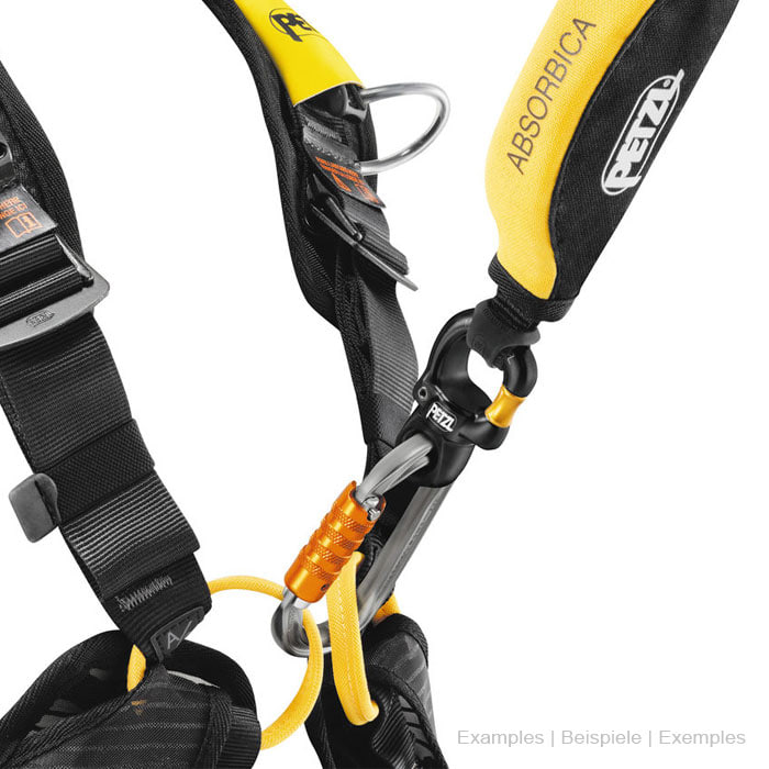 Micro Swivel de Petzl en noir avec émerillon doré attaché à un harnais jaune et noir, ainsi qu’un mousqueton gris et une corde jaune