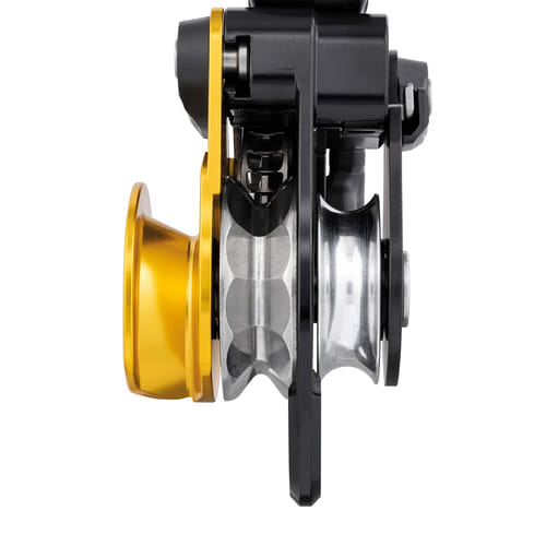 Poulie Petzl Twin Release vue latérale avec deux poulies en argent et jaune