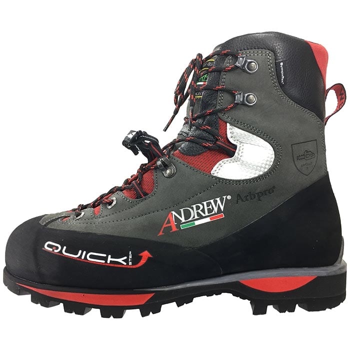 Vue latérale de la chaussure de randonnée Andrew Quickstep en gris, rouge et noir avec les lettres « Andrew » et « Quick »