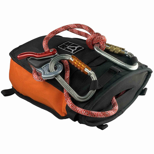 Druide de secours Dynamic, pochette noire et orange couchée, corde d’escalade rouge avec nœud, deux mousquetons avec fermoir doré et orange, mécanisme de sécurité gris avec levier rouge fixé au mousqueton