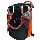 Rescue Druid Dynamic, pochette noire et orange avec corde d’escalade rouge et deux mousquetons, l’un avec fermoir doré et l’autre avec fermoir orange, un mécanisme de sécurité gris avec levier rouge est attaché à un mousqueton
